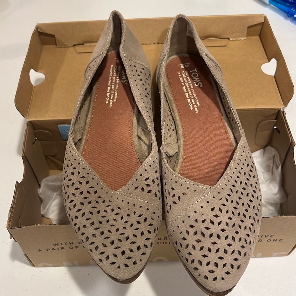 Women’s size 9 toms flats